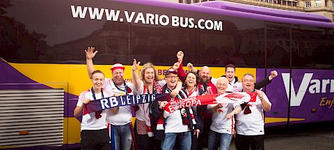 Fußballfans vorm VarioBus